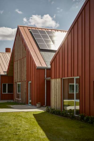 Die Kindertagesstätte in Holstebro heißt Kinder und Natur, von Kopf bis Fuß in Stahlprofilen, willkommen, Nørre Boulevard 57, 7500 Holstebro, Dänemark